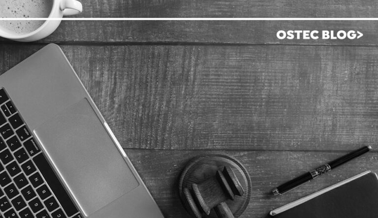 Notebook ao lado de um martelo jurídico