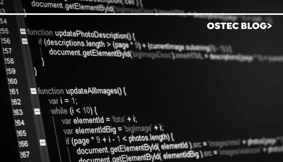 Zoom de tela de computador com fundo preto e linguagem de códigos escrito em branco