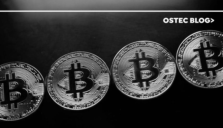 Quatro moedas de bitcoin lado a lado