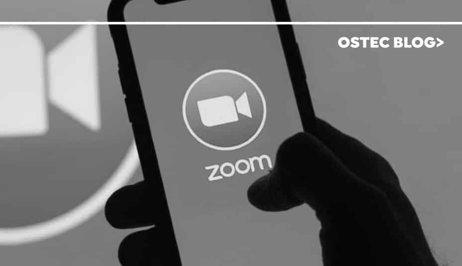 Smartphone com o aplicativo do Zoom em sua tela.