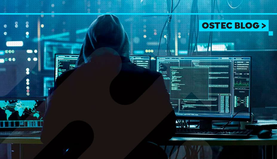 hacker encapuzado em sala escura